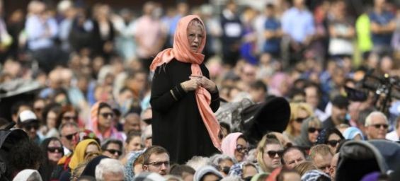 Muslim and non-Muslim New Zealanders attend Friday prayer in Christchurch, one week after the terror attacks./Ph. DR