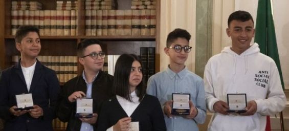 Immigrant children who helped arrest a driver who hijacked their school bus./Ph. DR