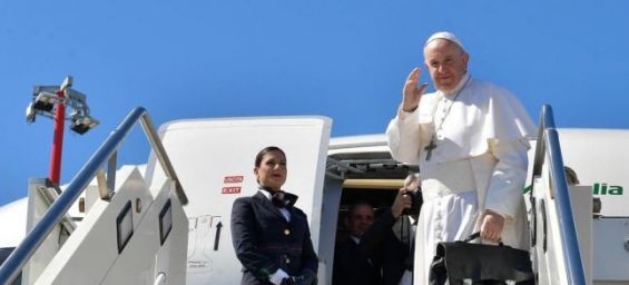 Pope Francis waves as boards the papal plane to begin his Apostolic Journey to Morocco./Ph. Vatican News- Twitter