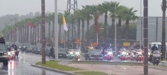 A minor runs at King Mohammed VI's car during Pope Francis' visit./Ph. Screenshot