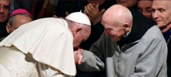 Pope Francis and father Jean-Pierre Schumacher in Morocco./Ph. DR