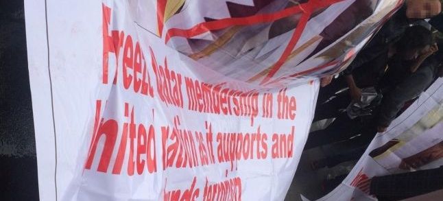 Anti-Qatar banners paraded at fake demonstration outside UN in New York./Ph. DR