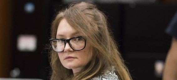 Fake socialite Anna Sorokin in a court room. / Ph. DR