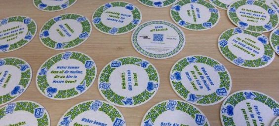 Beer mats with questions on Islam. / Ph. DR