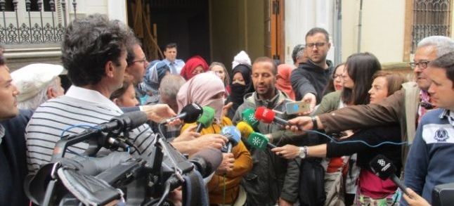A Moroccan farm worker speaking to media in Spain./Ph. DR