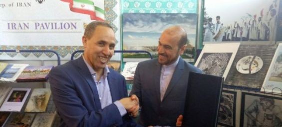Minister of Culture of Algeria Ezzeddin Maihoubi during visit to Iran's embassy pavilion in Algeria with Amir Moussaoui Iran's cultural attaché./Ph. DR