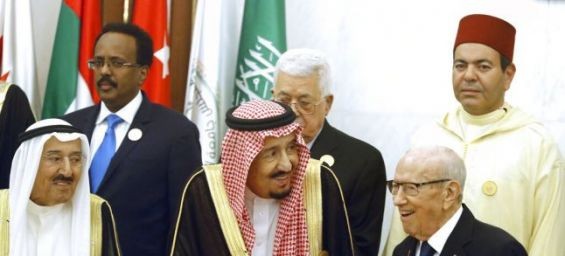 Kuwait's Emir Sheikh Sabah al-Ahmad al-Jaber al-Sabah, left, and Saudi Arabia's King Salman, center, listen to Tunisian President Beji Caid Essebsi, right, during a group photo session ahead of an emergency Arab summit in Mecca. / Ph. DR