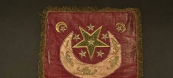 The silk flag sold for 40,000 euros. / Ph. DR