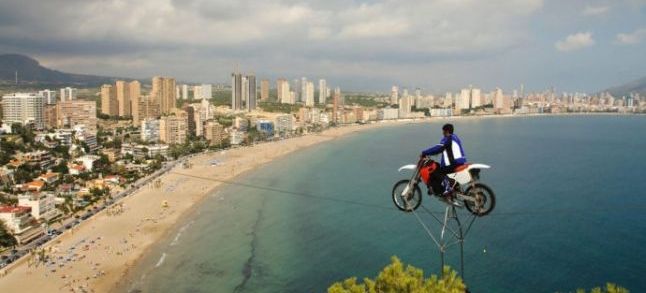 Mustapha Danger, a Moroccan acrobat. / Ph. DR