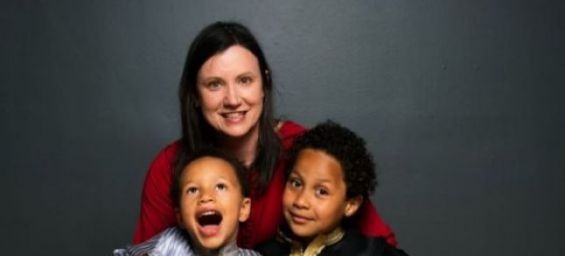 Jackie Spinner and her two sons. / Ph. DR