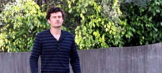 Orlando Bloom and his dog Sidi that he adopted in Morocco while shooting the movie Kingdom of Heaven. / Ph. DR