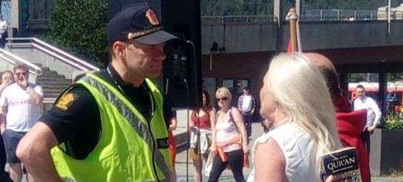 The leader of an Islamophobic group in Norway insults Muslims and tries to destroy the Quran. / Ph. DR