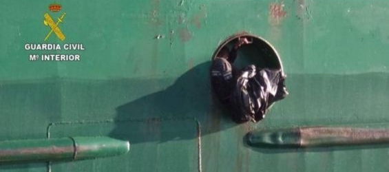 The Moroccan teenager hiding in a ferry's porthole./Ph. DR