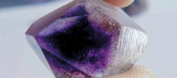 A crystal from teh Boudi locality in Morocco./Ph. Abdelghani El Harfi and Salahaddine Mouaddib