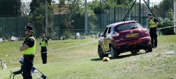 6 people injured when a car hit a crowd during Eid celebration in the UK./ph. AP