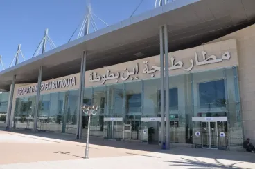 توقيف فرنسي-جزائري بمطار طنجة مبحوث عنه دولياً بتهمة الاختطاف والتهديد بالقتل