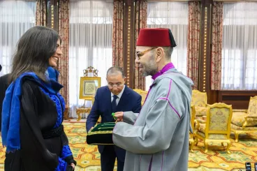 Le roi Mohammed VI reçoit l’alpiniste Nawal Sfendla et la décore du Wissam