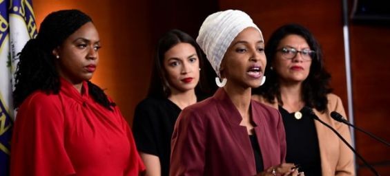 Democratic congresswomen Alexandria Ocasio-Cortez, Rashida Tlaib, Ilhan Omar and Ayanna Pressley. / Ph. DR
