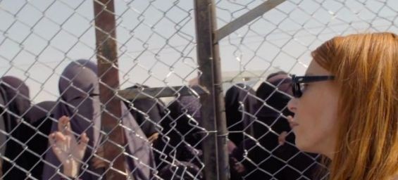 BBC presenter Stacey Dooley in an Isis camp in northern Syria. / Ph. DR