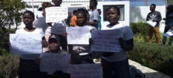 Liberian scholarship students protesting at the embassy of their country in Rabat. / Ph. DR
