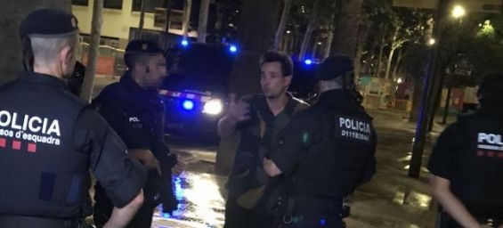 Argentinian singer Chano with teh police in Barcelona after his wallet was reportedly stolen by two Maghrebian men. / Ph. El Caso
