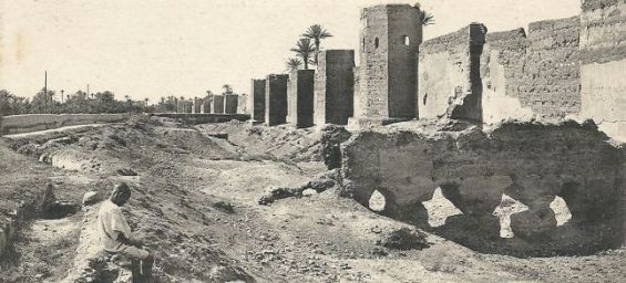 An old photo of the walls of Marrakech ancient Medina. / Ph. DR