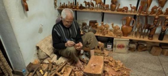 A photo of a Moroccan carpenter taken by Canadian photographer Martha Bohn when visiting Morocco. / Ph. Martha Bohn
