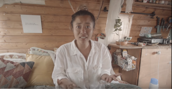 German vlogger Susi Cruz crying in a video she posted on Youtube, talking about her experience in Morocco./Ph. Screenshot-Youtube