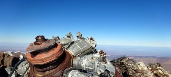 An old aircraft engine on top of Mount Tibherine. / Ph. DR