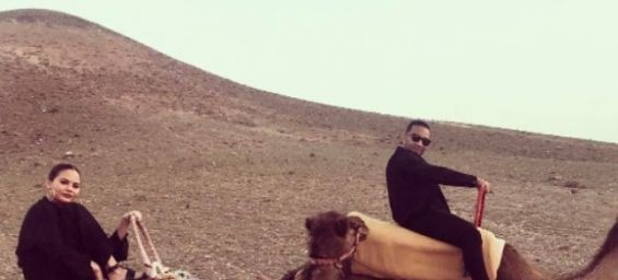 American model Chrissy Teigan and her husband John Legend riding camels in Morocco. / Ph. DR