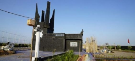 The black tower constructed by PixelHelper in Ait Faska as a replica of a Lord of the Rings' monument. / Ph. DR