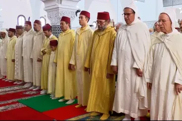 الملك محمد السادس  يؤدي صلاة عيد الأضحى بمسجد الحسن الثاني بتطوان