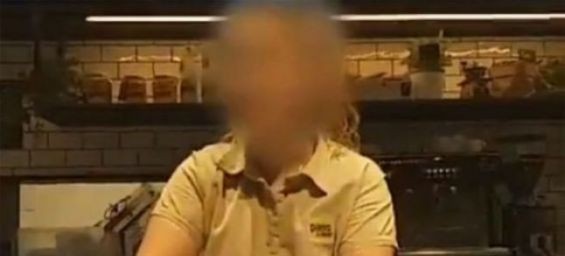 A screenshot from a video showing a Spanish waitress who refused to serve Moroccans. / DR