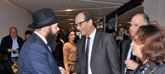 Rabbi Levi Banon greets Moroccan official Said Ahmidouch and his wife at a Hannukah celebration in Casablanca. / Ph. Chabad.org