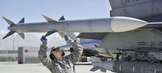 An AMRAAM missile. / DR