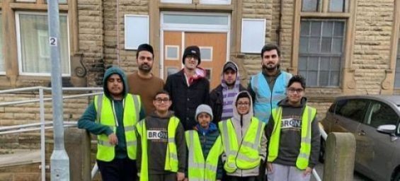 Muslims clean the streets in the UK after New Year's celebrations. / Ph. Ahmadiyya Muslim Youth Association