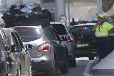 طوابير تحت الشمس بمعبر بني نصار خلال "عملية مرحبا" وحقوقيون يحذرون