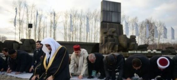 Muslim scholars perform Islamic prayers during a visit to Auschwitz. / DR