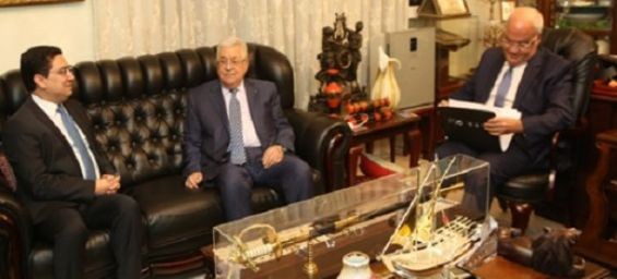 Moroccan Foreign Affairs Minister Nasser Bourita and Palestinian President Mahmoud Abbas. / MAP