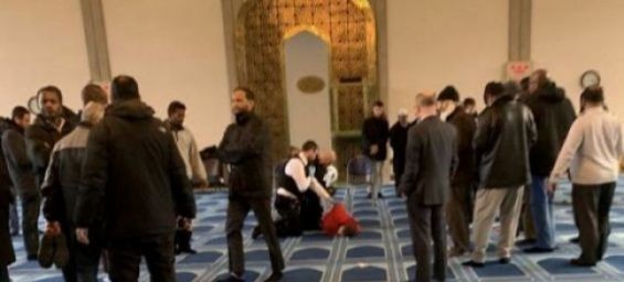 A man arrested at a central London mosque after he stabbed a worshiper. / DR