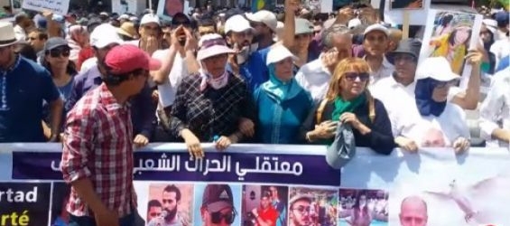 Families of the Hirak detainees during a demonstration./Ph. Badil info