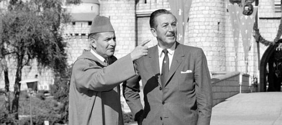 King Mohammed V and Walt Disney at the Sleeping Beauty park in California in 1957./Ph. DR