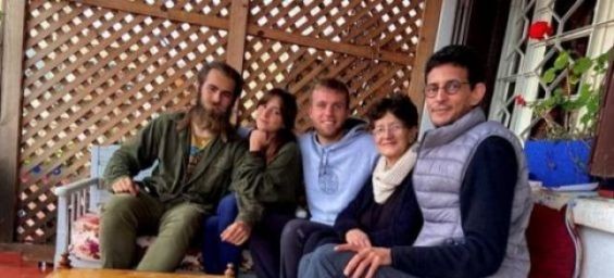 Giulia Benvenuto with two of her classmates with a Moroccan family in Meknes. / Corriere