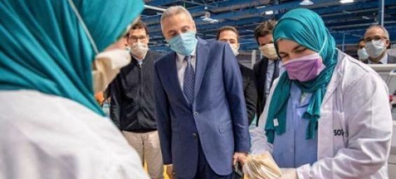 Industry Minister Moulay Hafid Elalamy visiting a face masks plant in Casablanca. / Ph. Fadel Senna- AFP