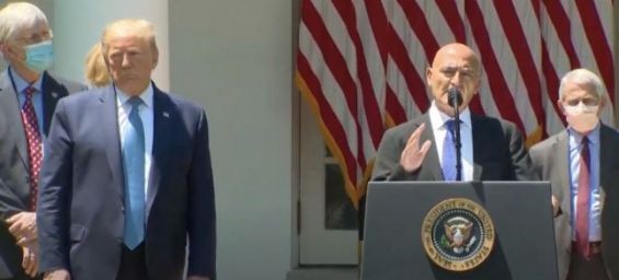 Moroccan doctor Moncef Slaoui and President Donald Trump during the official announcement of the Operation Warp Speed on Friday. / DR