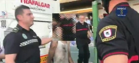 A Moroccan teenager found hanging underneath a bus heading to Spain./Ph. Screenshot