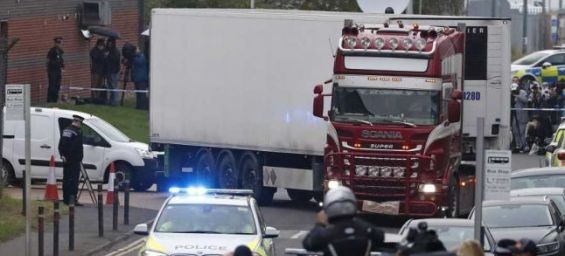 Police escort the truck, that was found to contain a large number of dead bodies, as they move it from an industrial estate in Thurrock, south England, Wednesday Oct. 23, 2019. / Ph.  AP