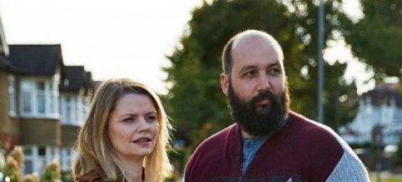 Moroccan actor Youssef Kerkour plays the role of a Syrian refugee in British comedy series Home. / DR