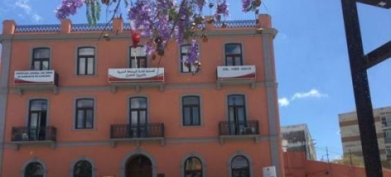 Moroccans observing a sit-in, Thursday, before the Moroccan consulate in Algeciras. / DR