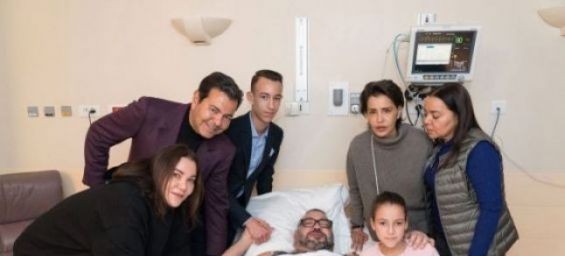 King Mohammed VI surrounded by the royal family after undergoing a medical intervention in Paris in February 2018. / SIPA